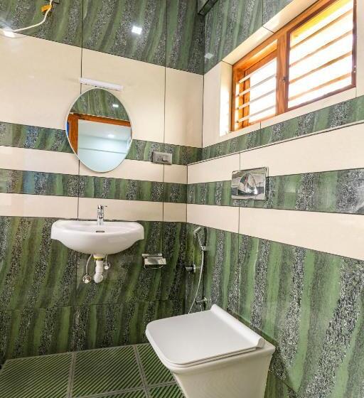 اتاق لوکس با تخت بزرگ, Rams Guest House Meadows Near Lulu Mall & Kims Hospital