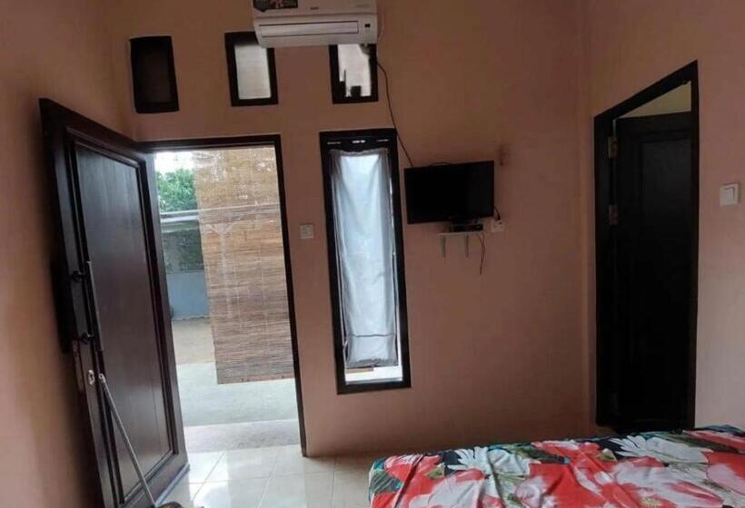 Номер Deluxe, Oyo 93525 Griya Wafira Trenggalek Syariah