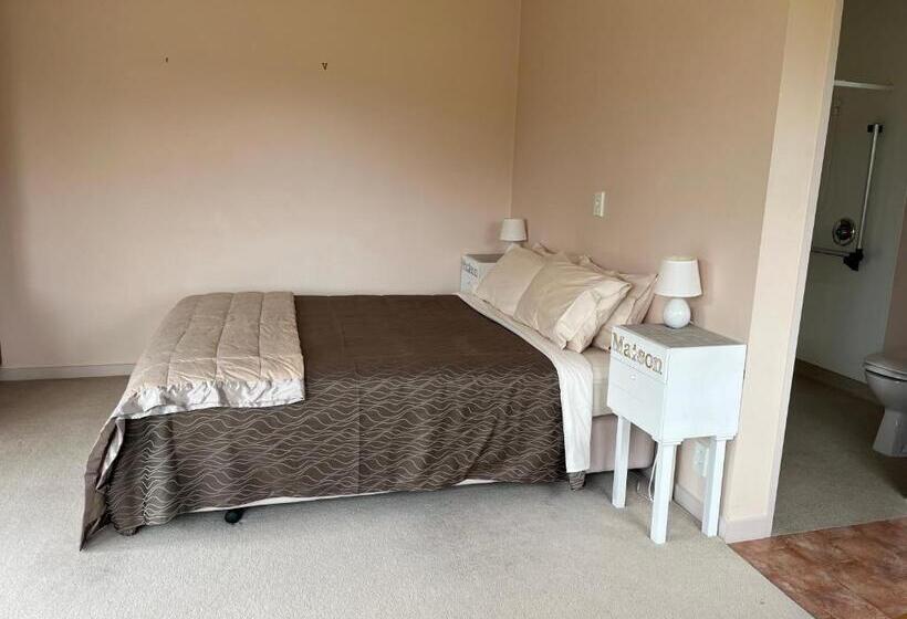 Студия Стандарт, Carrickfergus Cottage Unit 1
