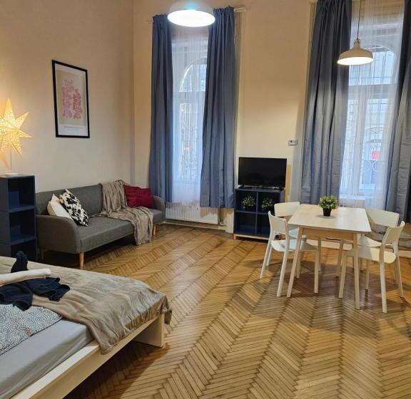 带2个卧室的套房, Chic Central Rooms