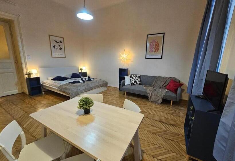 带2个卧室的套房, Chic Central Rooms