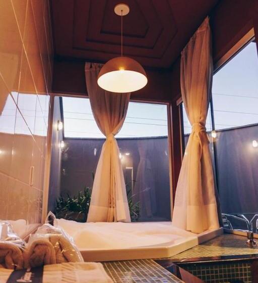 스탠다드 스튜디오, Champagne Motel By Drops