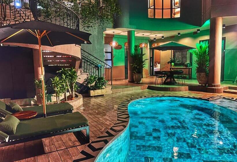 جناح مطلّ علي حمام السباحة, Osvé Boutique Cali