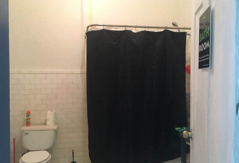 تختخواب در اتاق مشترک, Hostel H1 Miramar