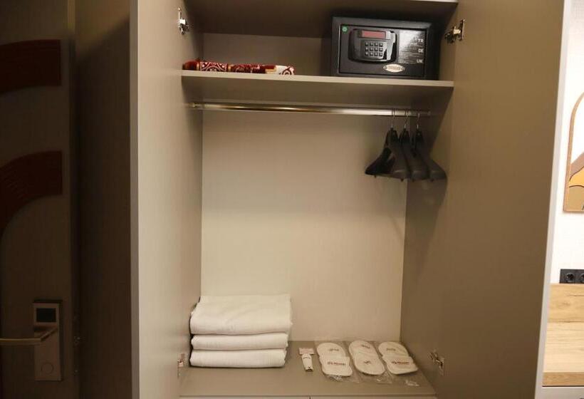 اتاق لوکس خانوادگی, Rush Hotel Tokat