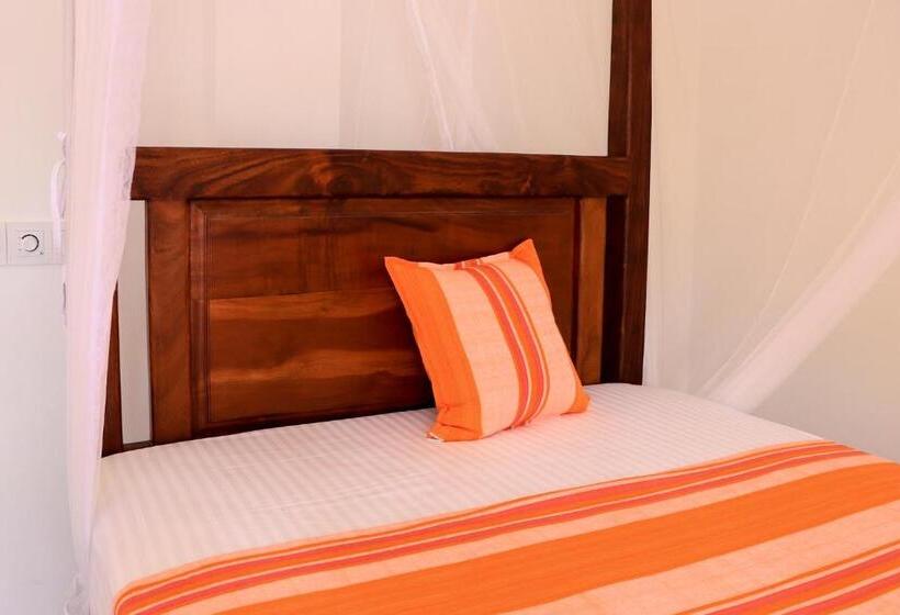 اتاق لوکس سه تخته, Welcome Inn Mirissa