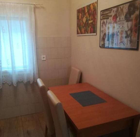 Дом 3 Спальни, Leander House