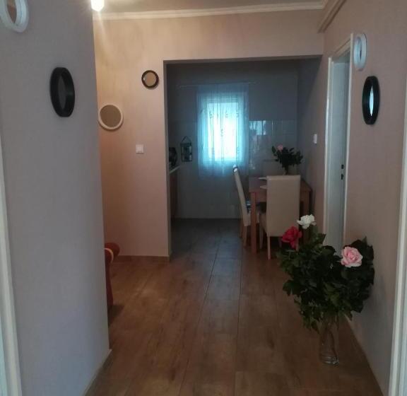 Дом 3 Спальни, Leander House