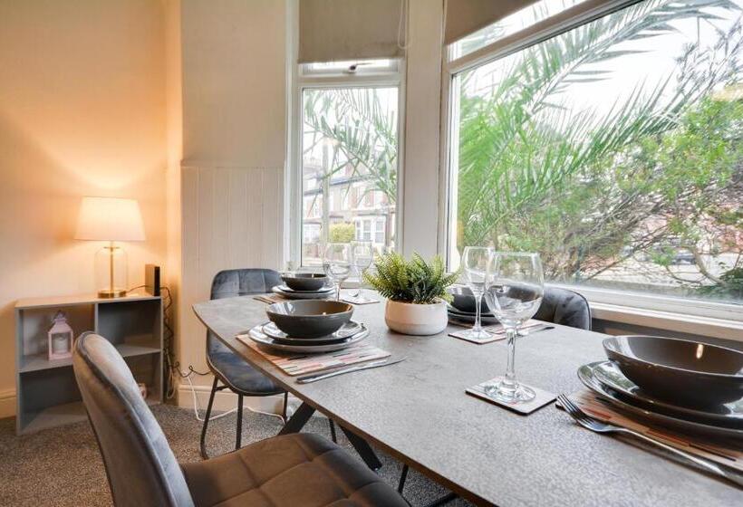 Апартаменты 1 Спальня, Cosy 2bd Flat Near City And Beach   30 Percent Off Long Term Bookings