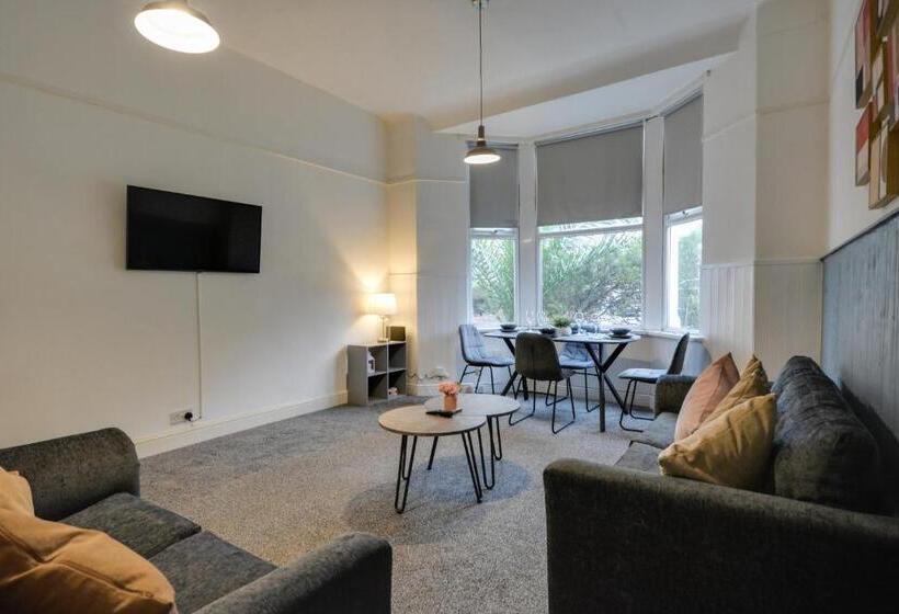 Апартаменты 1 Спальня, Cosy 2bd Flat Near City And Beach   30 Percent Off Long Term Bookings