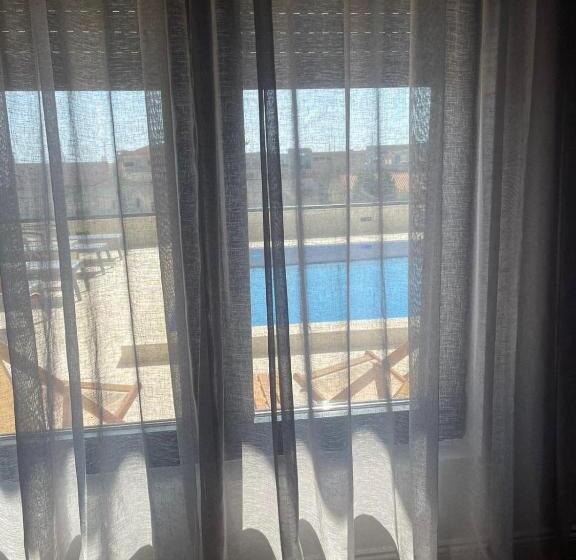 اتاق استاندارد با چشم‌انداز استخر, Elia Hotel Residence