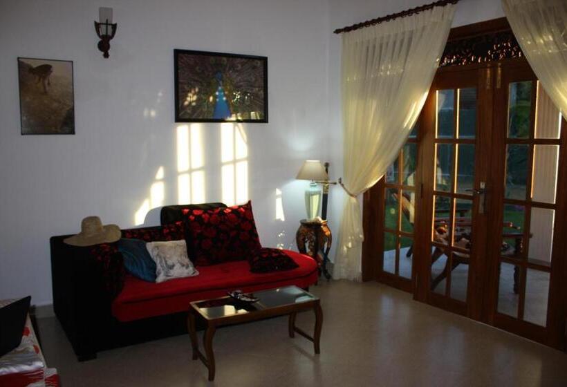בקתה דלוקס, Aliya Lanka