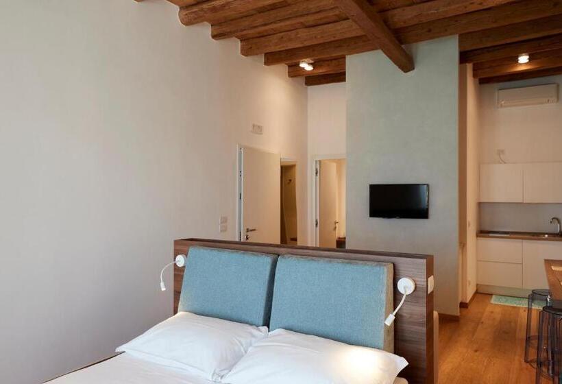 اتاق استاندارد چهار تخته با چشم‌انداز دریا, B&b Suite Home Trani Port View