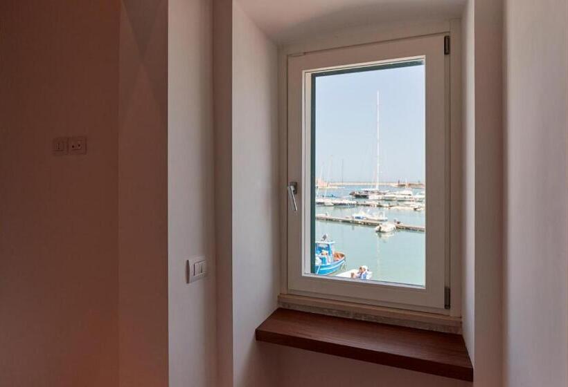 اتاق استاندارد چهار تخته با چشم‌انداز دریا, B&b Suite Home Trani Port View