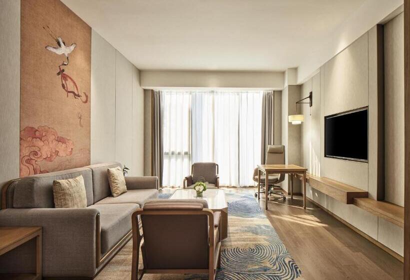 キングサイズベッドのスイートルーム, Crowne Plaza Chengdu Wuhou, An Ihg