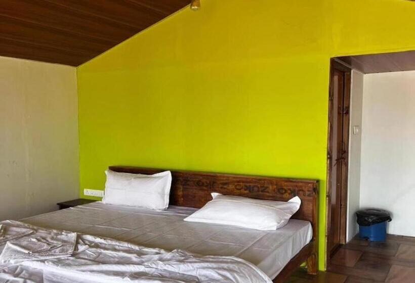 Люкс, Samadhan Lake Side Resort Maval