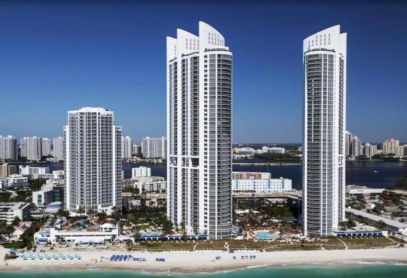 منزل غرفة نوم واحدة, Sunny Isles Bayfront: Deluxe Studio Retreat
