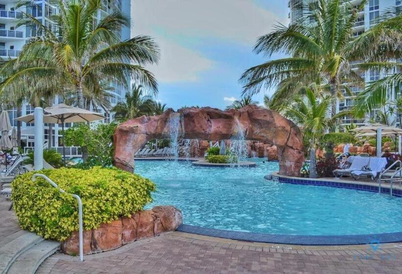 منزل غرفة نوم واحدة, Sunny Isles Bayfront: Deluxe Studio Retreat