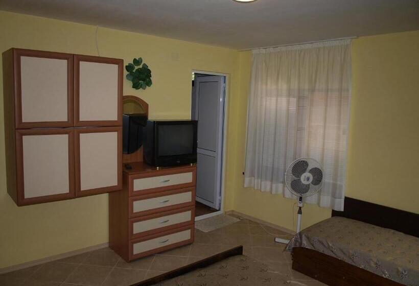스탠다드 트리플 룸, Guest Rooms Kamberovi