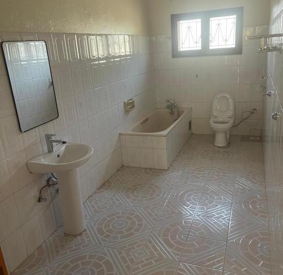 اتاق استاندارد چهارنفره با بالکن, 7 Days Hotel On Un Base