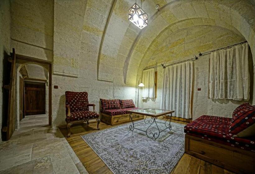 Четырехместный Номер Стандарт с Балконом, Naraca Cave House