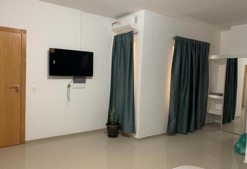 اتاق استاندارد, J Martins Apart