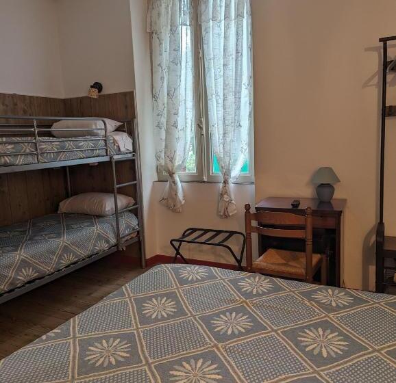 اتاق استاندارد چهار تخته, Auberge Des Pins