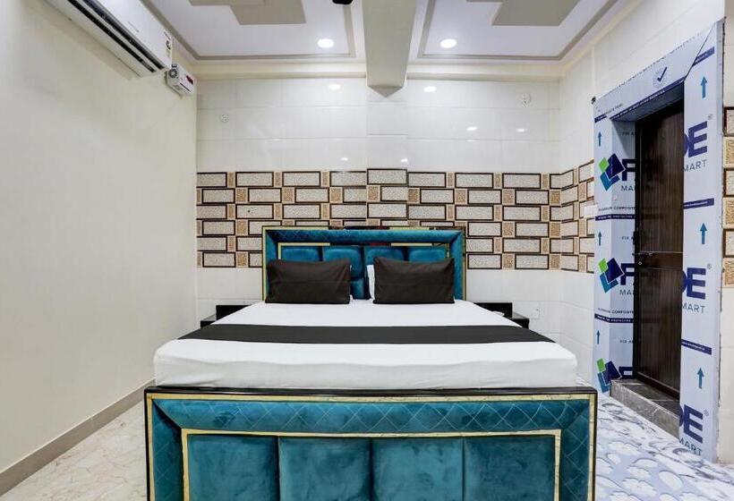 اتاق کلاسیک سه تخته, Oyo Flagship Hotel M. R Galaxy