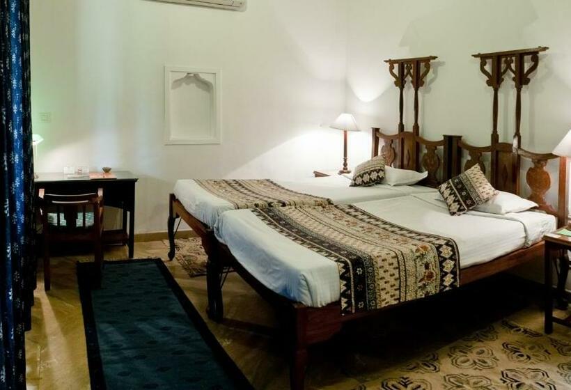 Quarto Estandar, Neemrana S  Deo Bagh