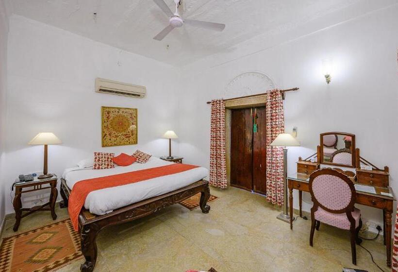 Quarto Real, Neemrana S  Deo Bagh