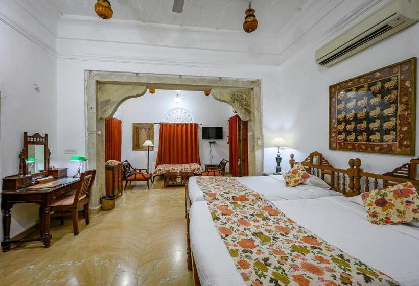 Quarto Real, Neemrana S  Deo Bagh