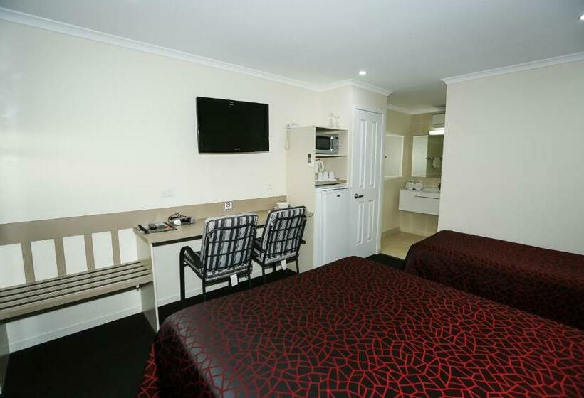 חדר משפחתי, Amber Lodge Motel