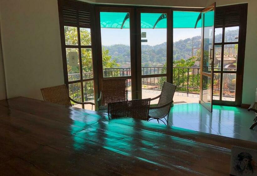 اتاق لوکس, Pearl House