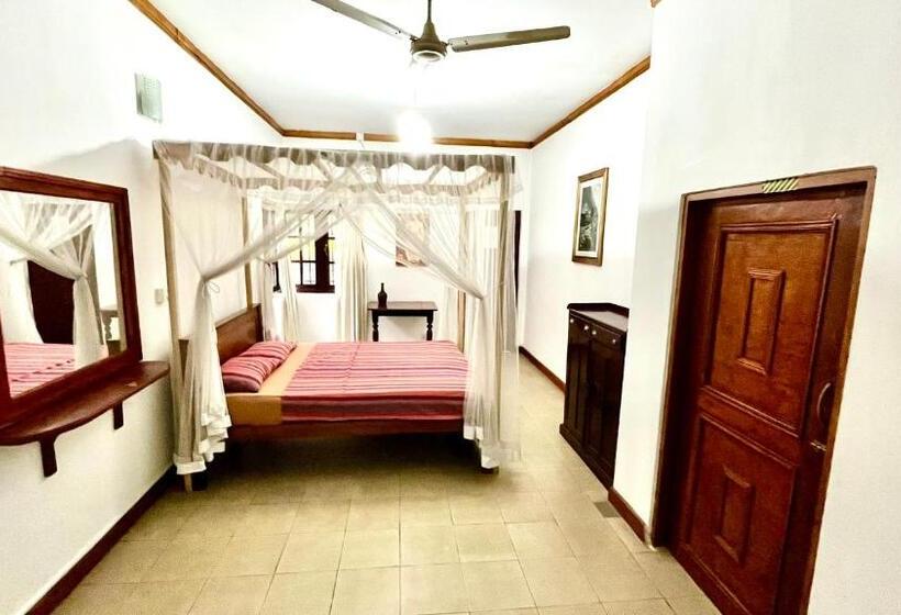 اتاق لوکس با بالکن, Pearl House