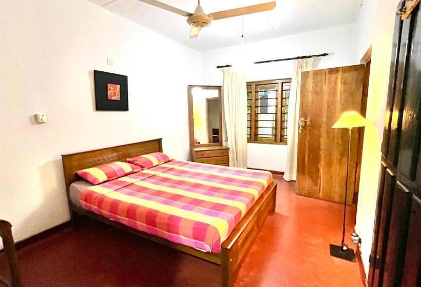 اتاق اکونومی, Pearl House