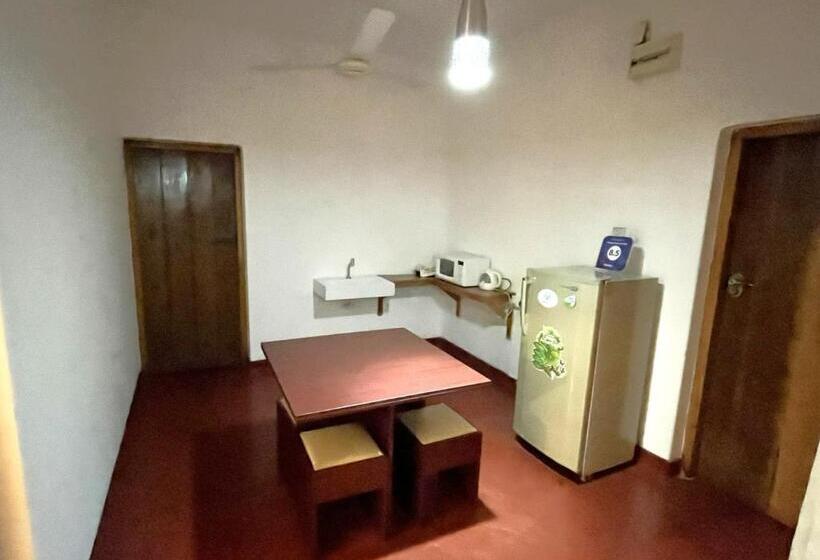 اتاق اکونومی, Pearl House