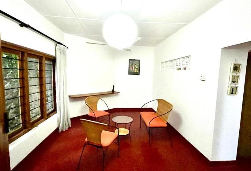 اتاق اکونومی, Pearl House