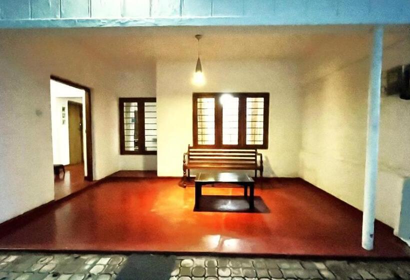 اتاق اکونومی, Pearl House