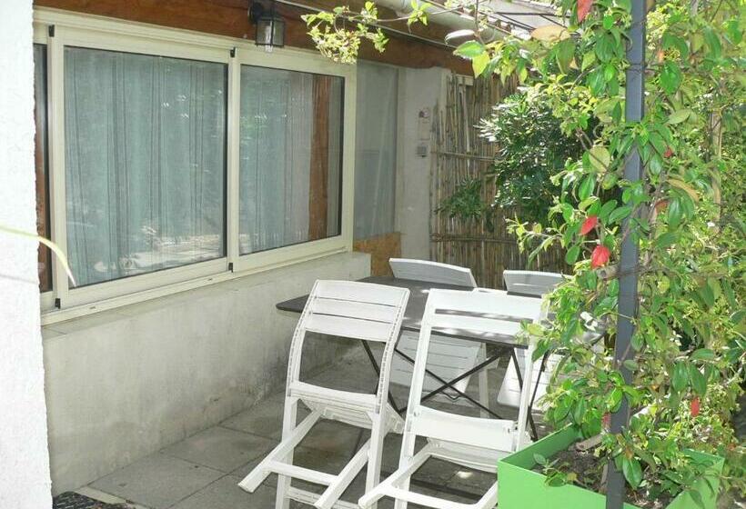 Четырехместный Номер Стандарт Вид на Сад, Chambres D Hôtes Chez Cécile à Lagnes