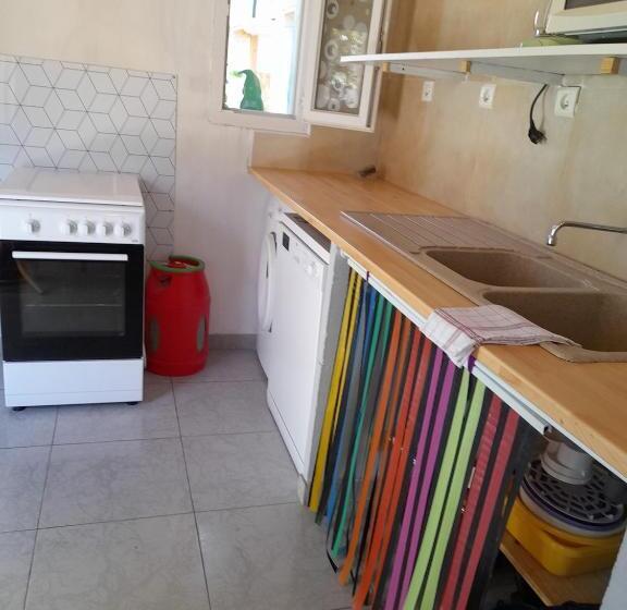 Четырехместный Номер Стандарт Вид на Сад, Chambres D Hôtes Chez Cécile à Lagnes