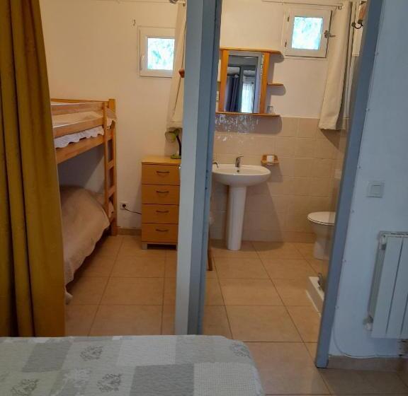 Четырехместный Номер Стандарт Вид на Сад, Chambres D Hôtes Chez Cécile à Lagnes