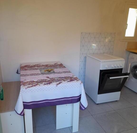 Четырехместный Номер Стандарт Вид на Сад, Chambres D Hôtes Chez Cécile à Lagnes