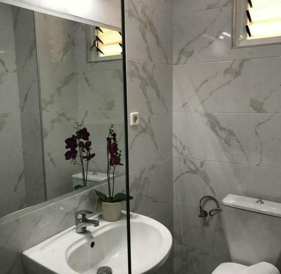 غرفة قياسية مزوَّدة بشُرفة, Joy