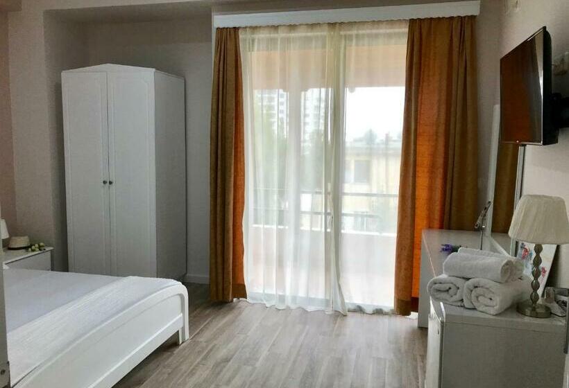 غرفة قياسية مزوَّدة بشُرفة, Joy