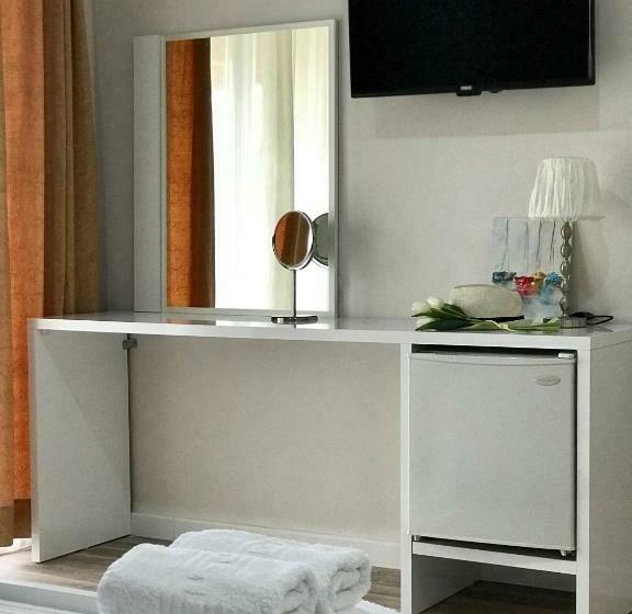 غرفة قياسية مزوَّدة بشُرفة, Joy