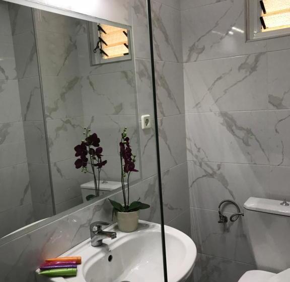 غرفة قياسية ثلاثية ذات اطلالة, Joy