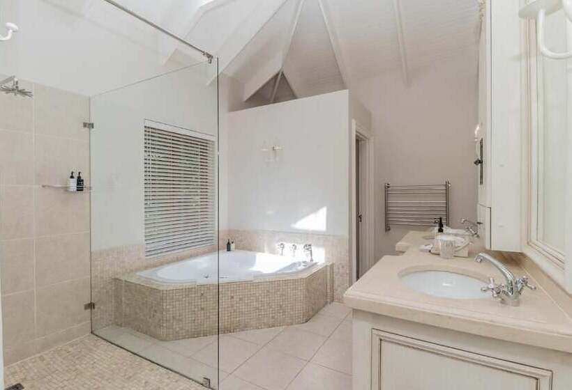 جناح إدارى, Fernwood Manor Boutique Guest House