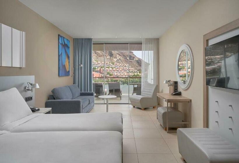 اتاق سوپریور با چشم‌انداز استخر, Radisson Blu Resort & Spa, Gran Canaria Mogan