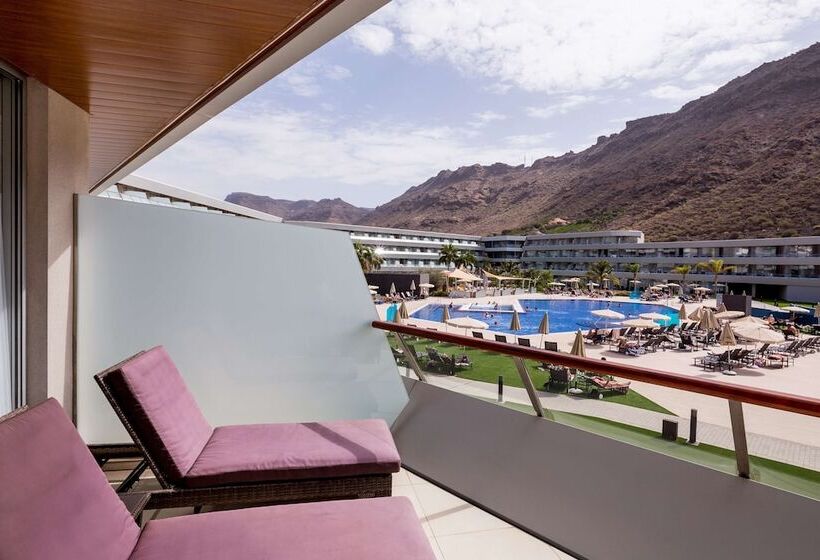 اتاق سوپریور با چشم‌انداز استخر, Radisson Blu Resort & Spa, Gran Canaria Mogan