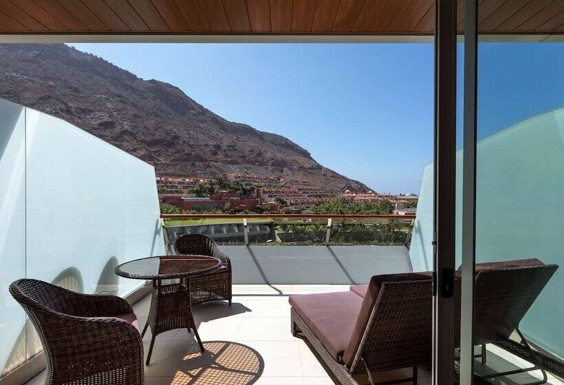 اتاق سوپریور با چشم‌انداز استخر, Radisson Blu Resort & Spa, Gran Canaria Mogan